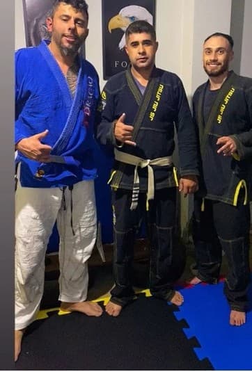 José Alfredo de kimono azul com amigos no tatame montado em casa, onde tudo começou